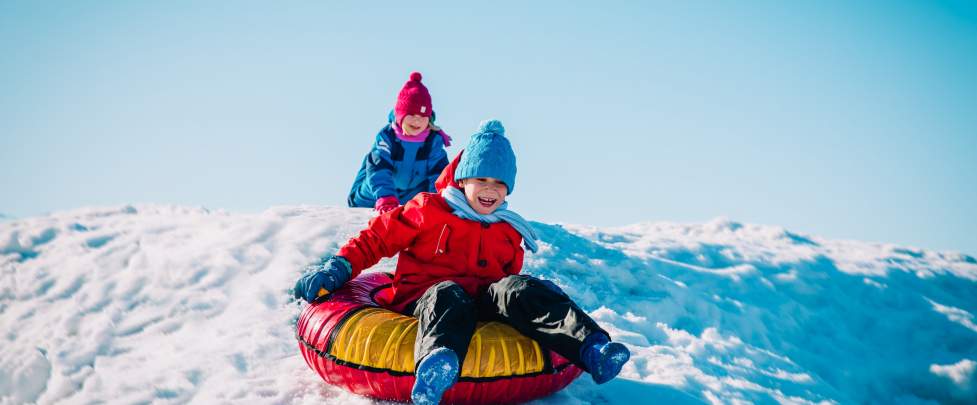 enfant bouée gonflable neige chamonix