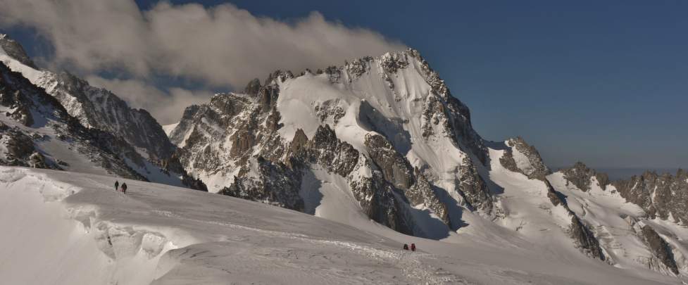 Famille arrivant au sommet de Tête Blanche sur le glacier du Tour 