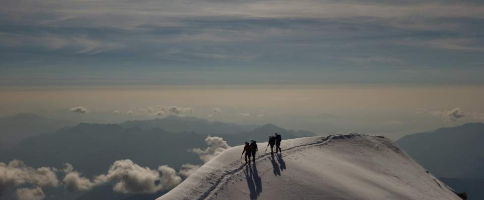 Alpinistes sur l'arête du sommet du Weissmies