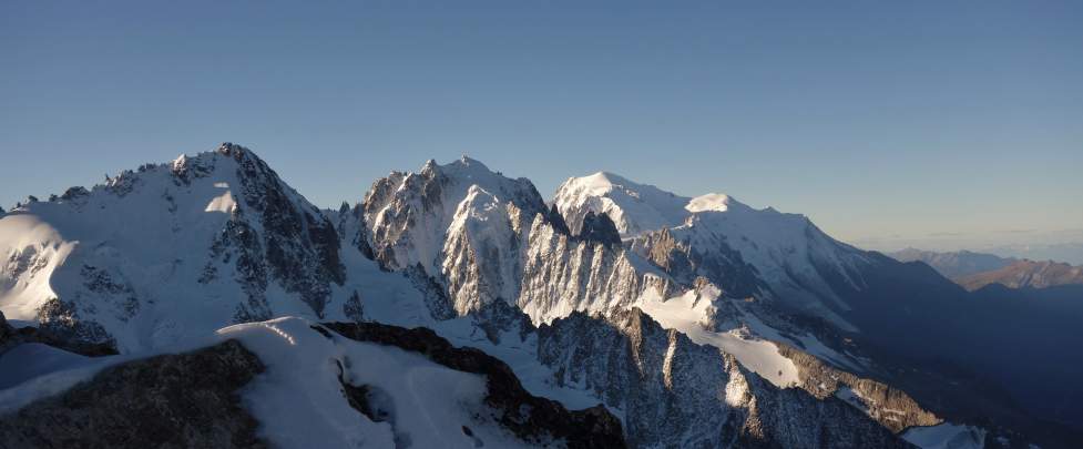 Vue sur le massif du Mont Blanc depuis le sommet de l'Aiguille du Tour