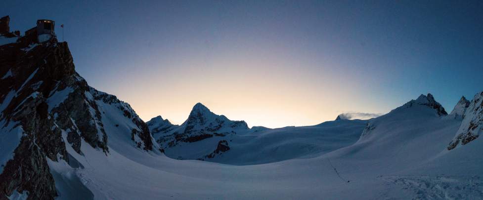 Haute Route Chamonix Zermatt à skis en hiver, Lever de soleil au col de Bertol 