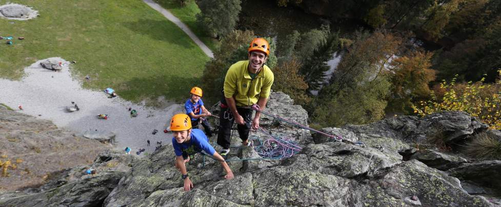 Des enfants font de l'escalade avec un guide au site des Gaillands à Chamonix