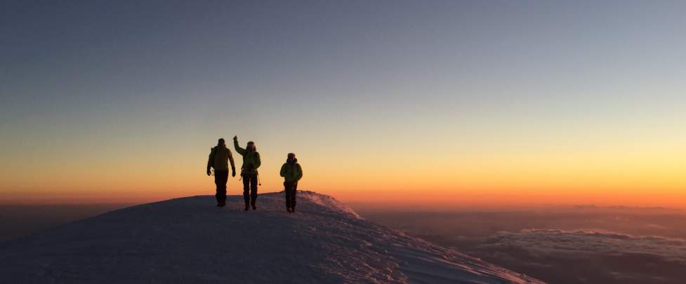 Alpinistes au sommet du Mont Blanc au coucher du soleil