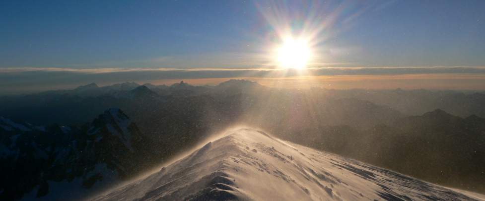 Mont Blanc à ski de randonnée, lever de soleil au sommet du Mont Blanc