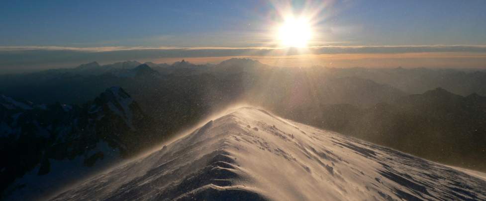 Lever de soleil sur le sommet du Mont Blanc