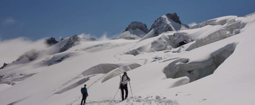 Cordée d'alpinistes dans les crevasses de la Vallée Blanche en été