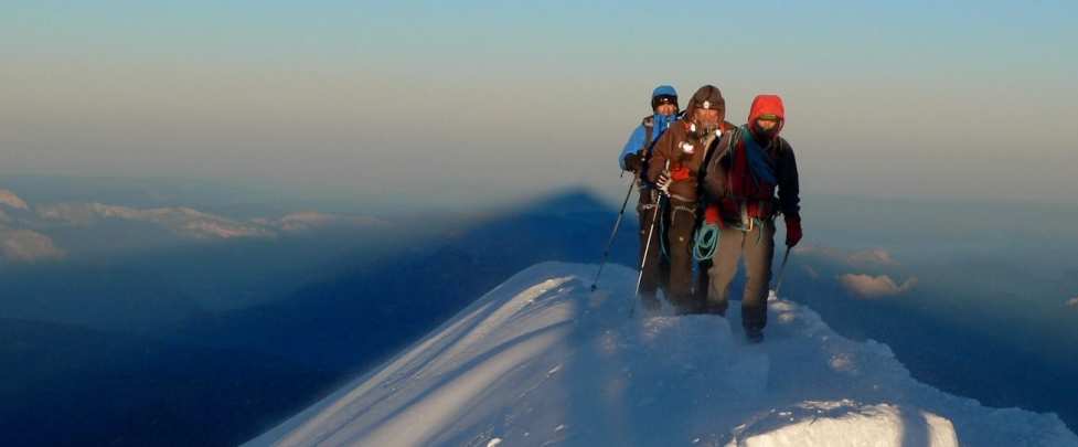 Alpinistes au sommet du Mont Blanc au lever du soleil